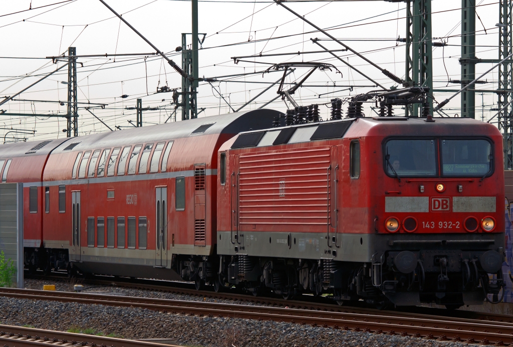 143 932-2 mit RB 27 (Rhein-Erft-Bahn) kommt von Koblenz und fhrt am 11.04.2011 in den Bahnhof Troisdorf.