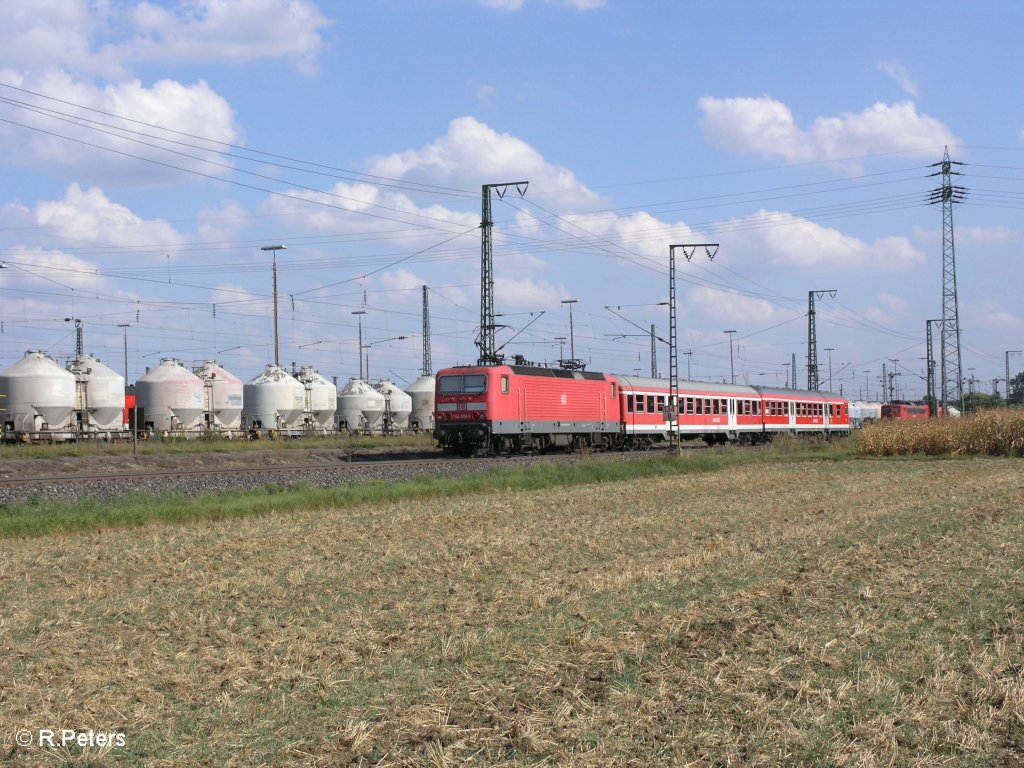 143 938-9 schiebt die RB 32527 Eggm�hl an Regensburg Ost vorbei. 27.08.09
