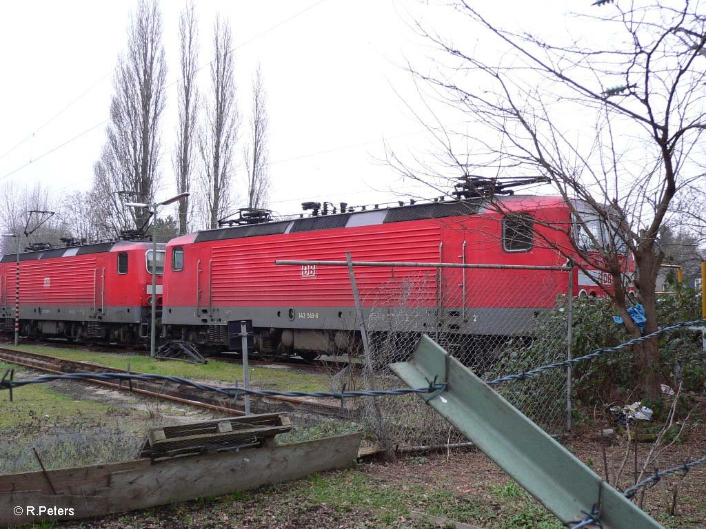 143 949-6 und eine Schwester Maschine stehen in BW D�sseldorf-Altstadt bereit. 06.01.06