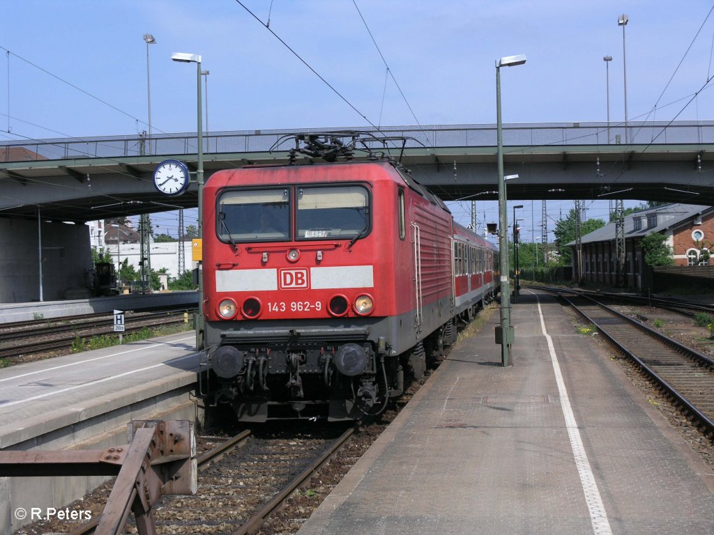 143 962-9 steht mit einer RB Eggm�gl in Regensburg HBF bereit. 09.05.09