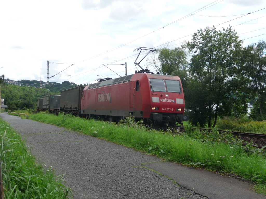 145 021 ist mit einem G�terzug auf der Rechten Rheinstrecke nordw�rts unterwegs. Bei Linz, 19.08.2010