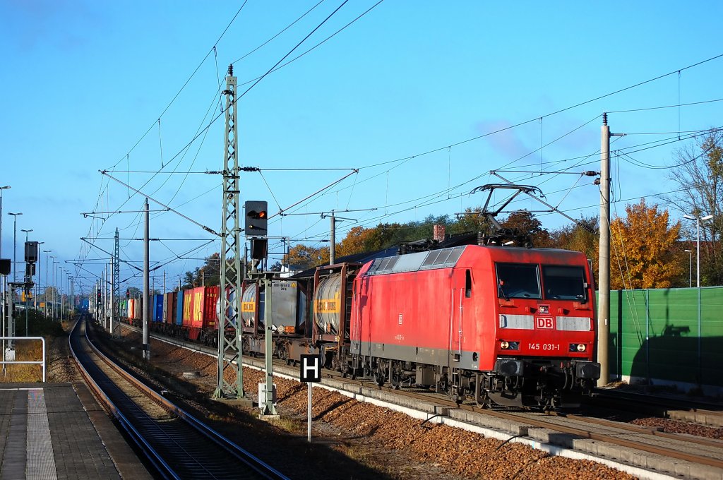 145 031-1 mit einem Containerzug in Rathenow in Richtung Wustermark. 26.10.2010