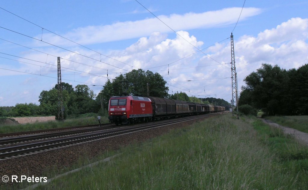 145 033-7 mit einem gedecktem G�terzug bei Briesen (Mark) 02.06.09