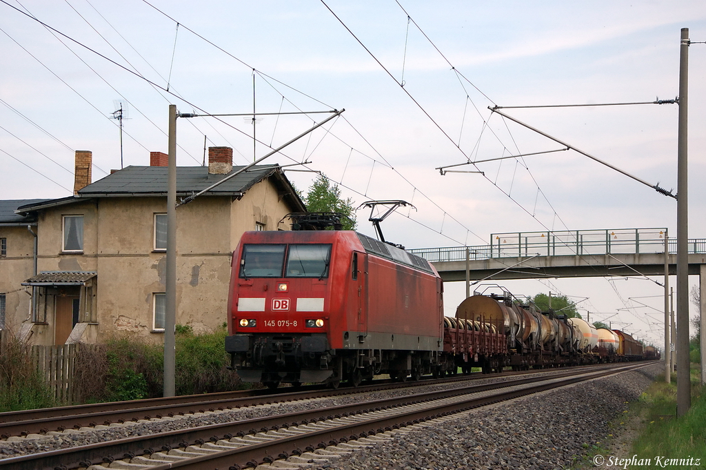 145 075-8 DB Schenker Rail Deutschland AG mit einem gemischtem Gterzug in Vietznitz, in Richtung Friesack weiter gefahren. Netten Gru an den Lokfhrer! 08.05.2012