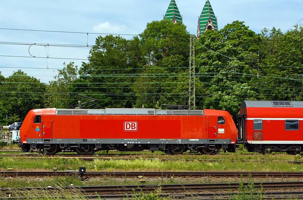 146 110-2 der DB am 25.05.2012 fhrt in den Hbf Freiburg im Breisgau, sie schieb den RB nach Offenburg.