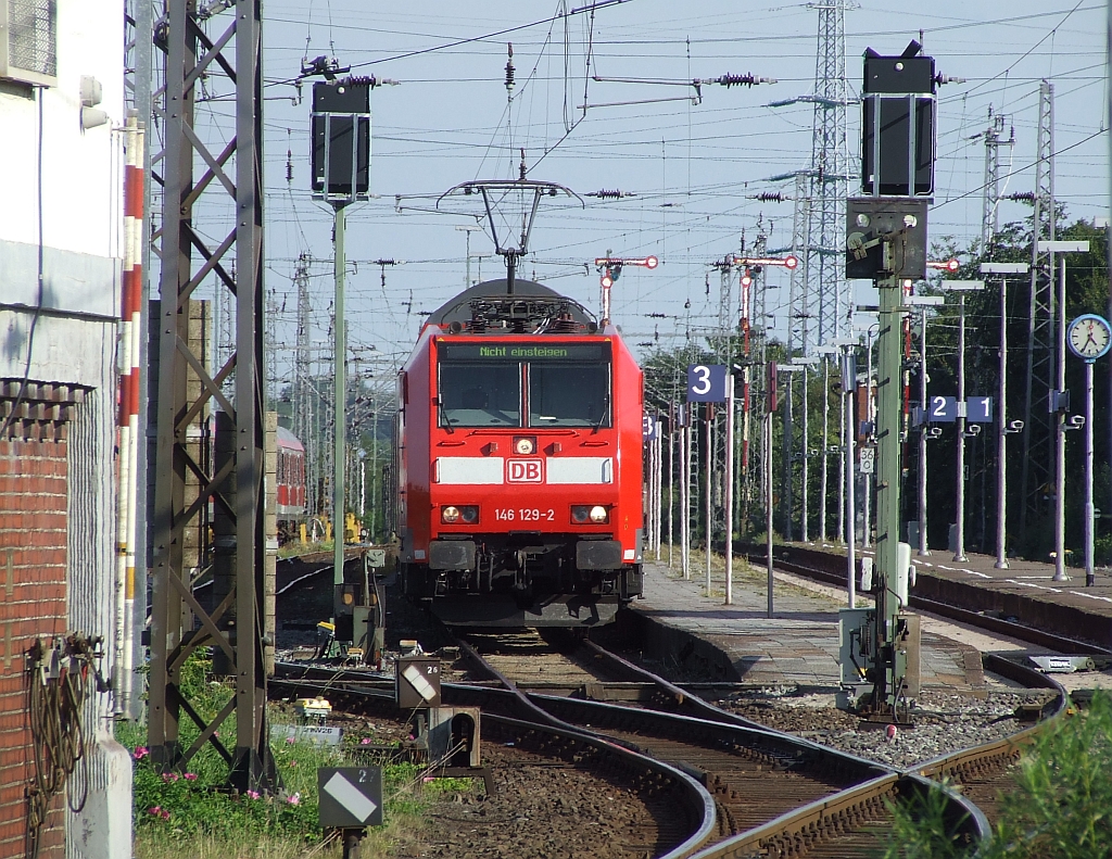 146 129-2 mit Nahverkehrszug steht am 16.08.2008 im Bahnhof Norden Norddeich.