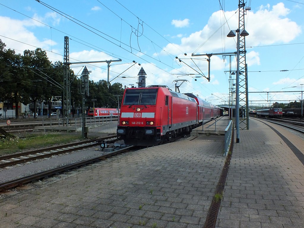 146 212 verl�sst mit einem RE nach Stuttgart den Bahnhof Singen. Im Gegensatz zu den Schwarzwaldbahn-IREs Karlsruhe-Kreuzlingen enden die von der G�ubahn kommenden REs in Singen.