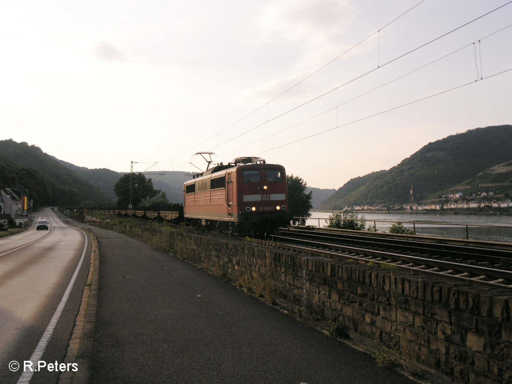 151 008-0 zieht bei rheindiebach ein leeren Stahlzug. 25.07.08