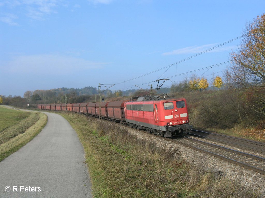 151 046-0 zieht ein Kohlezug durch die Kurve bei P�lling. 25.10.08