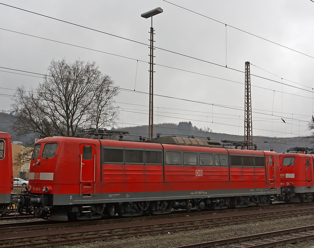 151 061-9 der DB Schenker Rail Deutschland AG abgestellt am 23.12.2011 in Kreuztal.