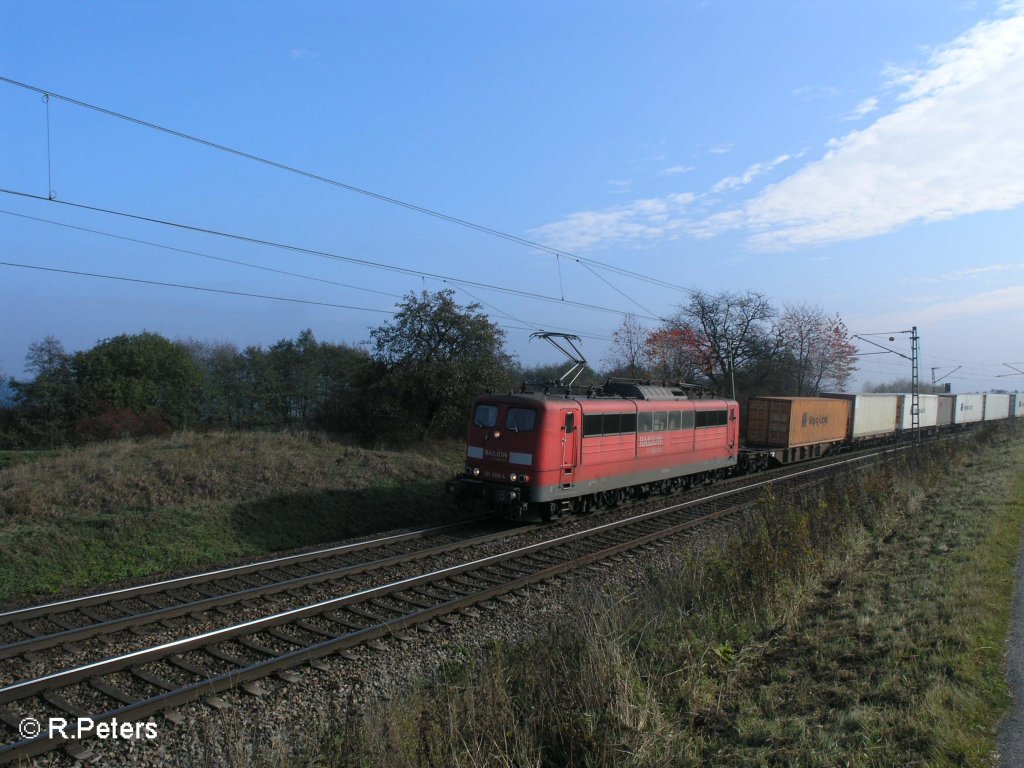 151 068-4 zieht ein Containerzug bei P�lling durch die Kurve. 25.10.08