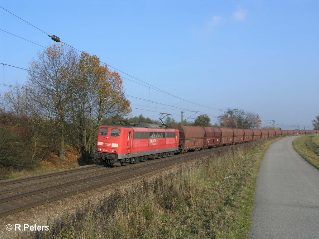 151 087-4 zieht ein Kohlezug durch die Kurve bei P�lling. 25.10.08