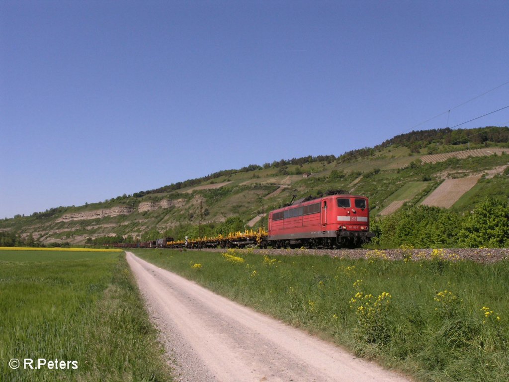 151 132-8 zieht bei Th�ngersheim ein gemischten G�terzug durchs Maintal. 10.05.08