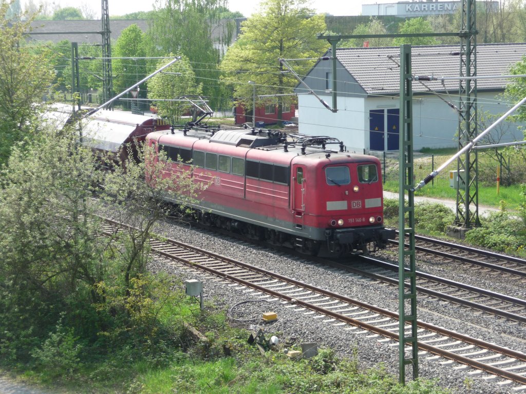 151 146 durchfhrt am 21.04.2011 mit einem Gterzug Lintorf.