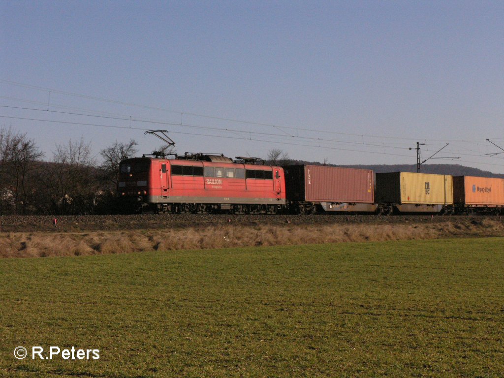 151 151-8 zieht bei Th�ngersheim ein Containerzug. 16.02.08