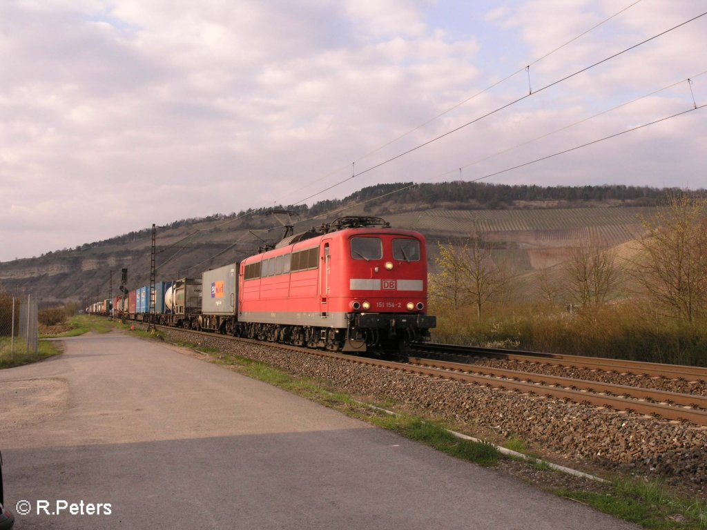 151 154-2 zieht ein Containerzug durchs Maintal bei Th�ngersheim. 12.04.08