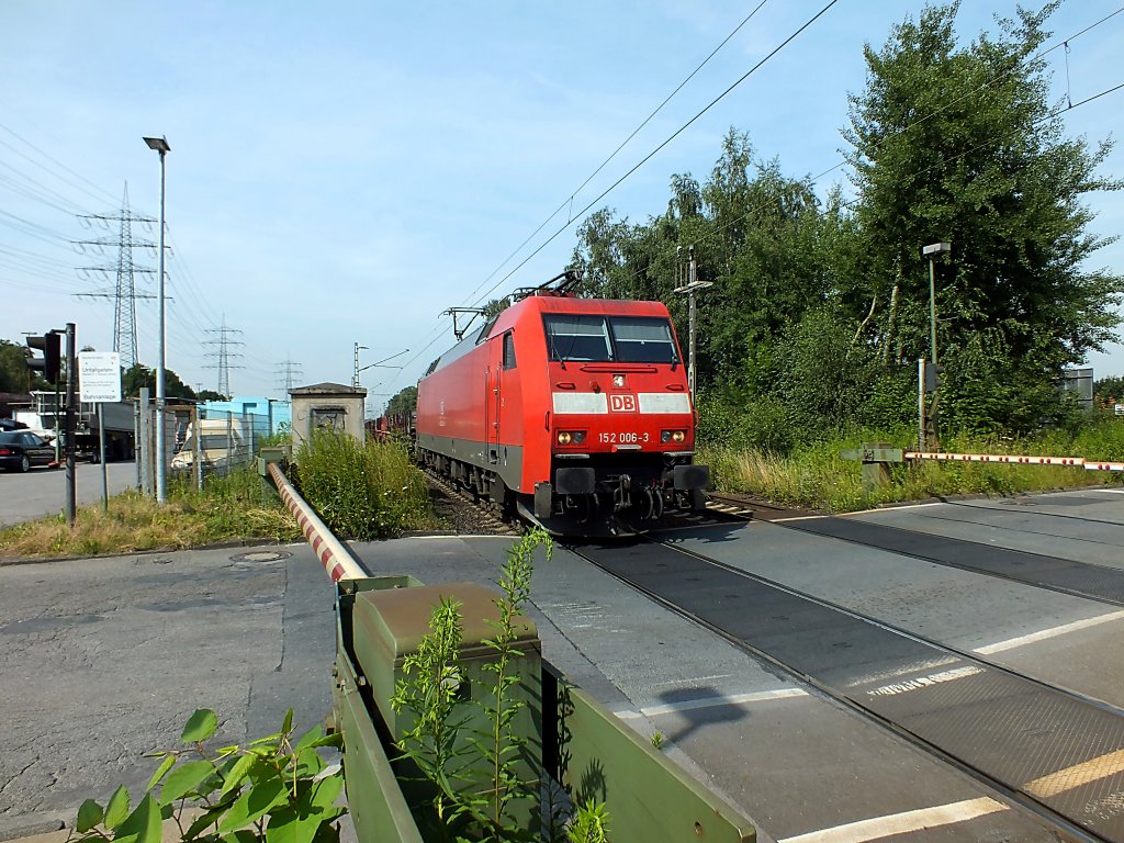 152 006 passiert hier am 16.7.13 den Bahn�bergang in Bottrop-S�d.