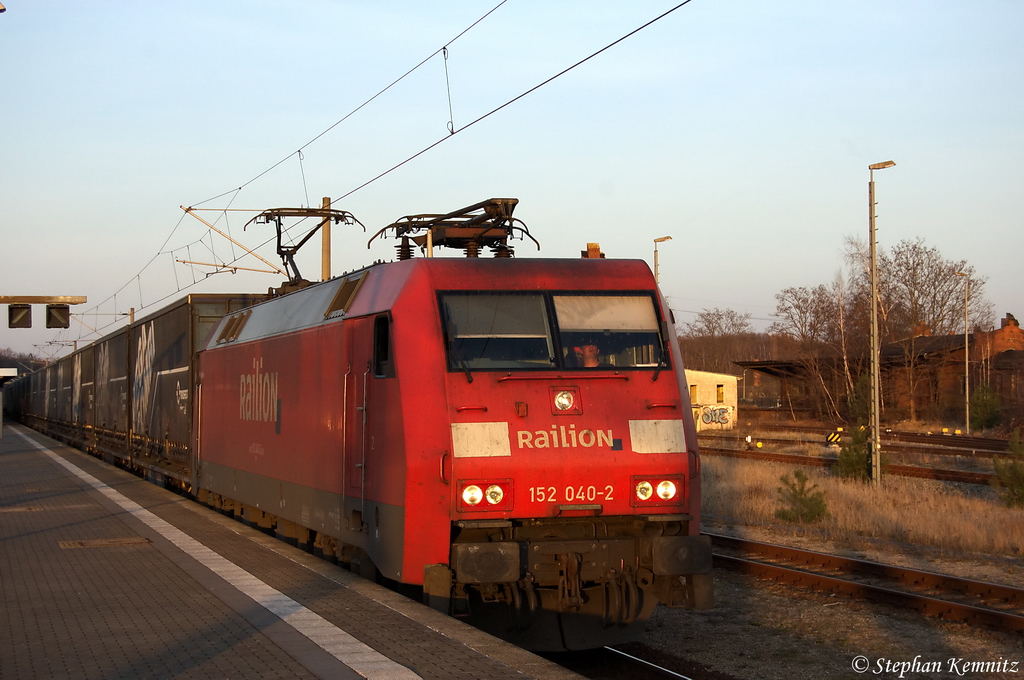152 040-2 mit dem Mega Kombi von Lichterfelde West nach K�ln-Niehl in Rathenow. 27.03.2012