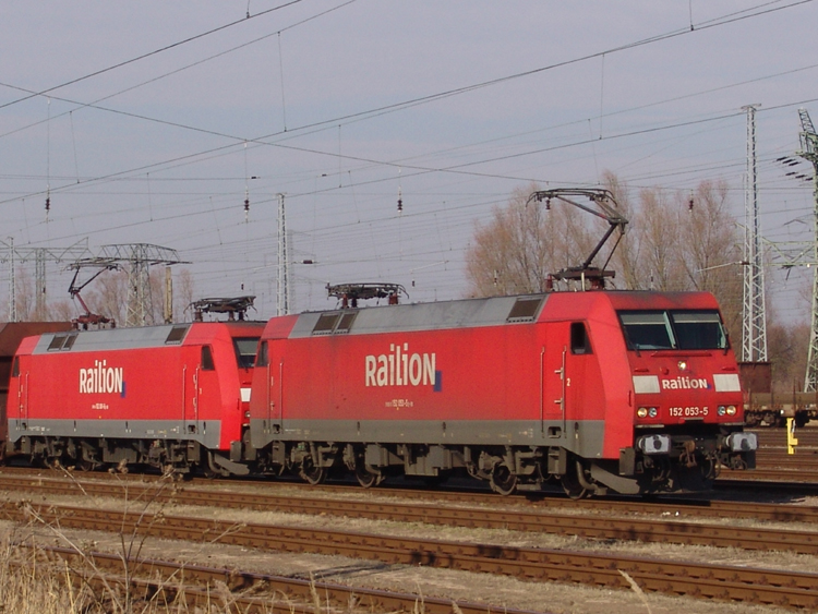 152 053-5+Schwester wartet auf die Ausfahrt in Hhe ehemalige Aufsicht WRS.(26.02.2011)