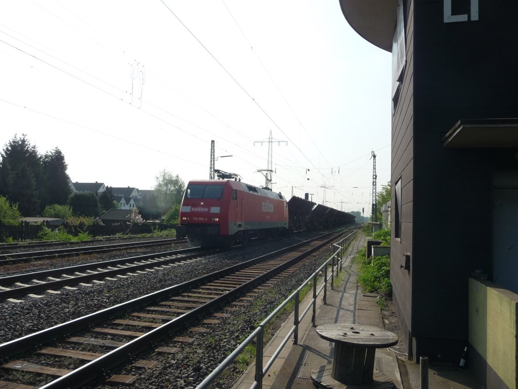 152 054 durchf�hrt den Bahnhof Ratingen-Lintorf. 21.04.2011