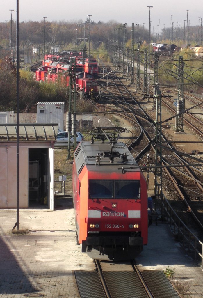 152 058-4 von  Railion  ist am 1. November 2008 auf dem Weg zum nchsten Einsatz.
Aufgenommen im Rangierbahnhof Mnchen/Nord.
