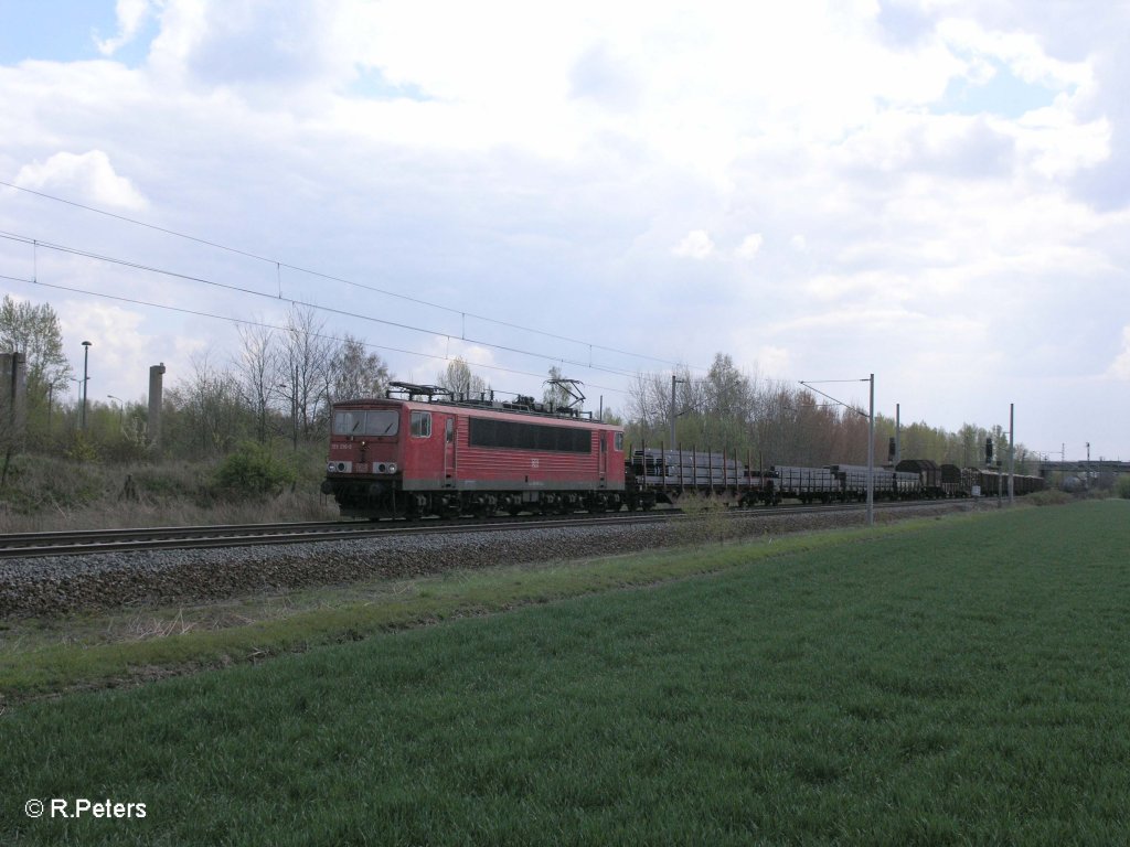 155 016-9 zieht ein gemischten G�terzug bei Podelwitz. 16.04.11