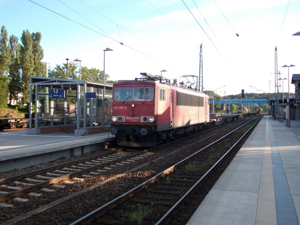 155 087 am 03.September 2010 mit dem Lumpensammler Mukran-Rostock Seehafen bei der Morgentlichen Durchfahrt durch Bergen/Rgen.