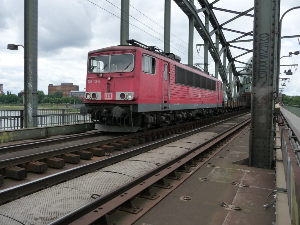 155 112 �berquert die S�dbr�cke in K�ln in �stlicher Richtung.