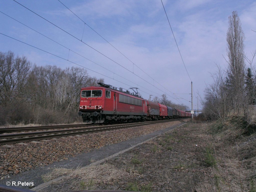 155 122-5 mit Coiltransport nach Riesa beim verlassen von Eisenh�ttenstadt. 31.03.11