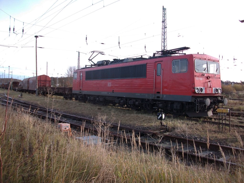 155 138 holte am 07.November 2010 in Bergen/Rgen Schadwagen ab die hier fast zwei Jahre abgestellt waren.