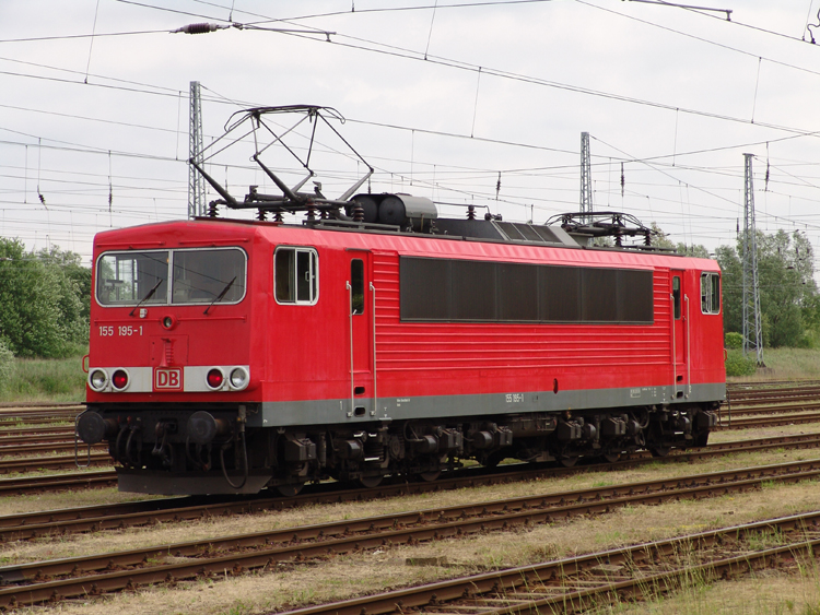 155 195-1 steht LZ im Bahnhof Rostock-Seehafen(14.06.04)