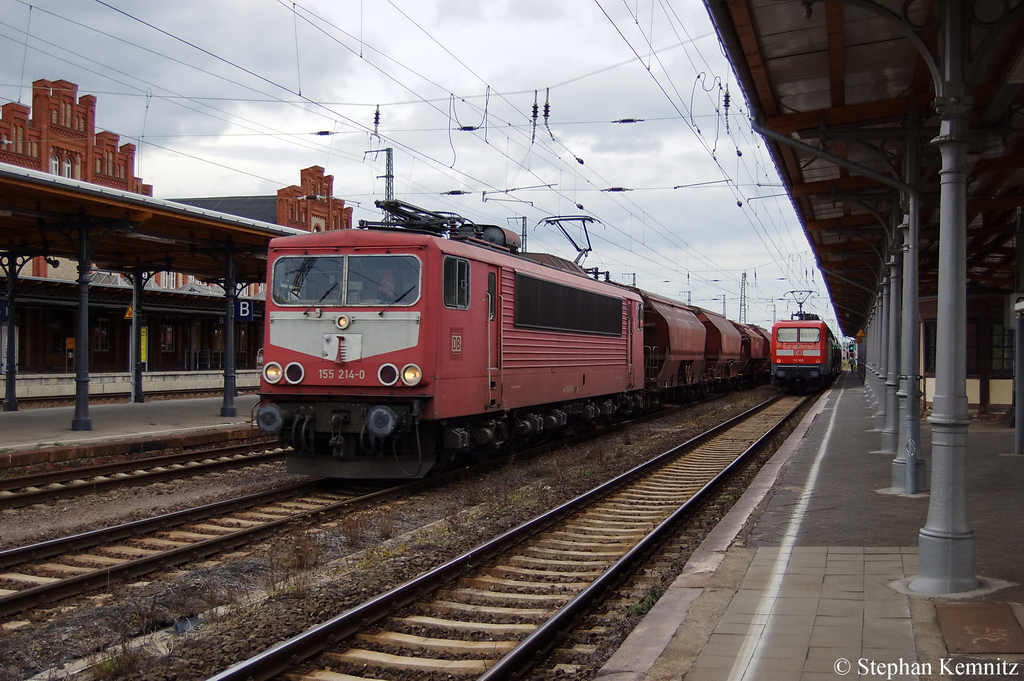 155 214-0 mit dem Kalizug aus Zielitz in Stendal und f�hrt in Richtung Wittenberge weiter. Am Gleis 4 steht zur abfahrt bereit die 112 169 mit dem RE20 (RE 17717) von Uelzen nach Halle(Saale) Hbf. 06.09.2011