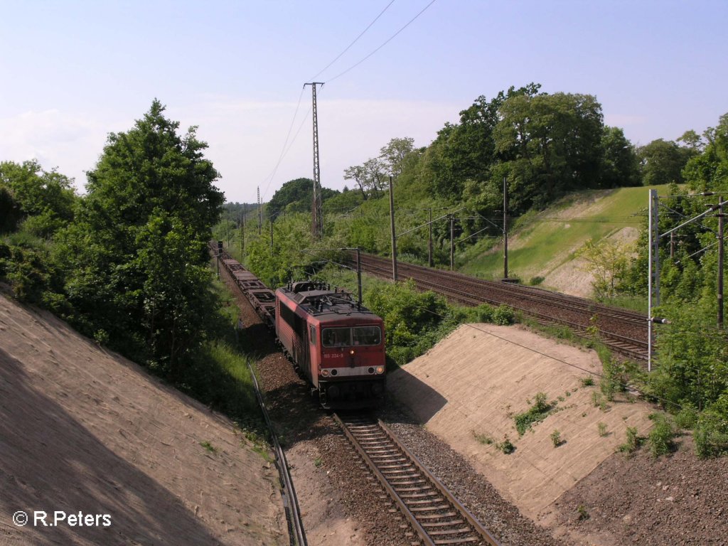 155 224-9 rollt von der Oderbr�cke komment mit ein leeren Containerzug in Frankfurt/Oder ein. 24.05.08
