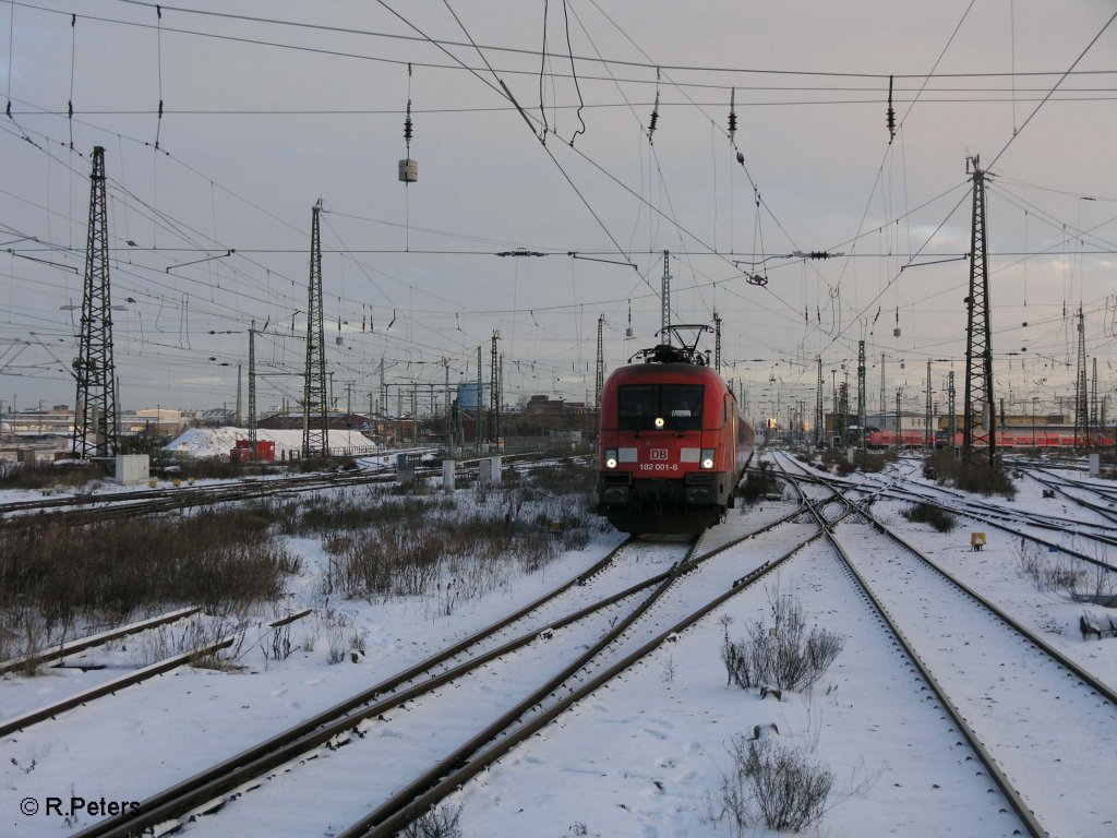 182 001-8 f�hrt in Leipzig HBF mit den RE 10 28174 aus Cottbus 21.12.09
