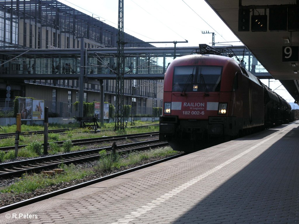 182 002-6 durchf�hrt Regensburg HBF mit ein gemischten G�terzug. 09.05.09