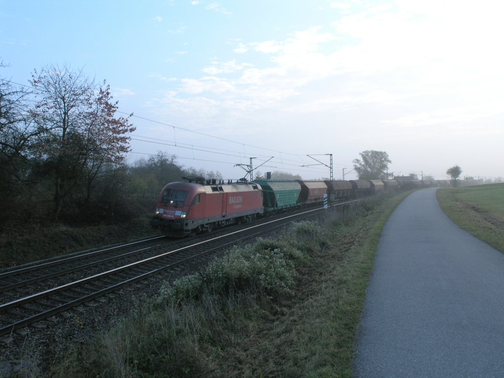 182 002-6 zieht bei P�lling ein getreidezug durch die Kurve. 25.10.08