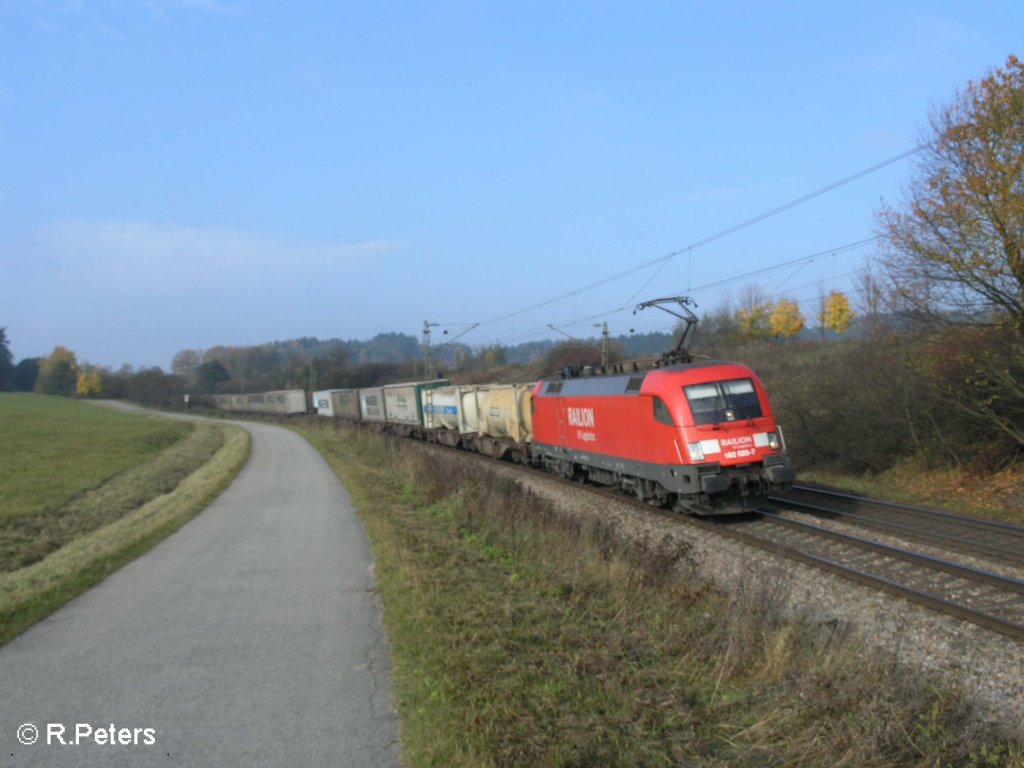182 005-1 zieht bei P�lling ein Containerzug durch die Kurve. 25.10.08