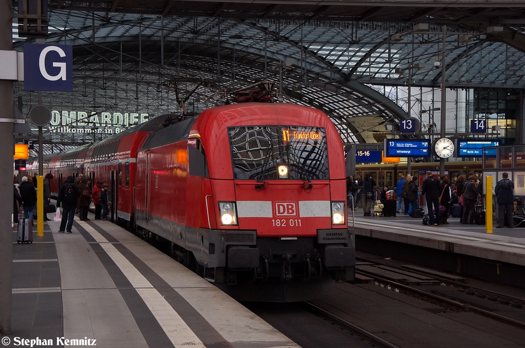 182 011 mit dem RE1 (RE 18181) von Berlin Zoologischer Garten nach Frankfurt(Oder) im Berliner Hbf. 22.10.2012