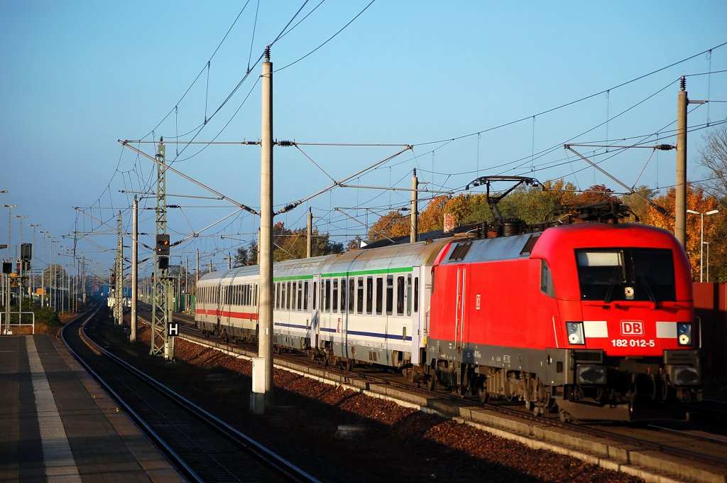 182 012-5 mit dem EC341 nach Krakow Glowny in Rathenow. 26.10.2010