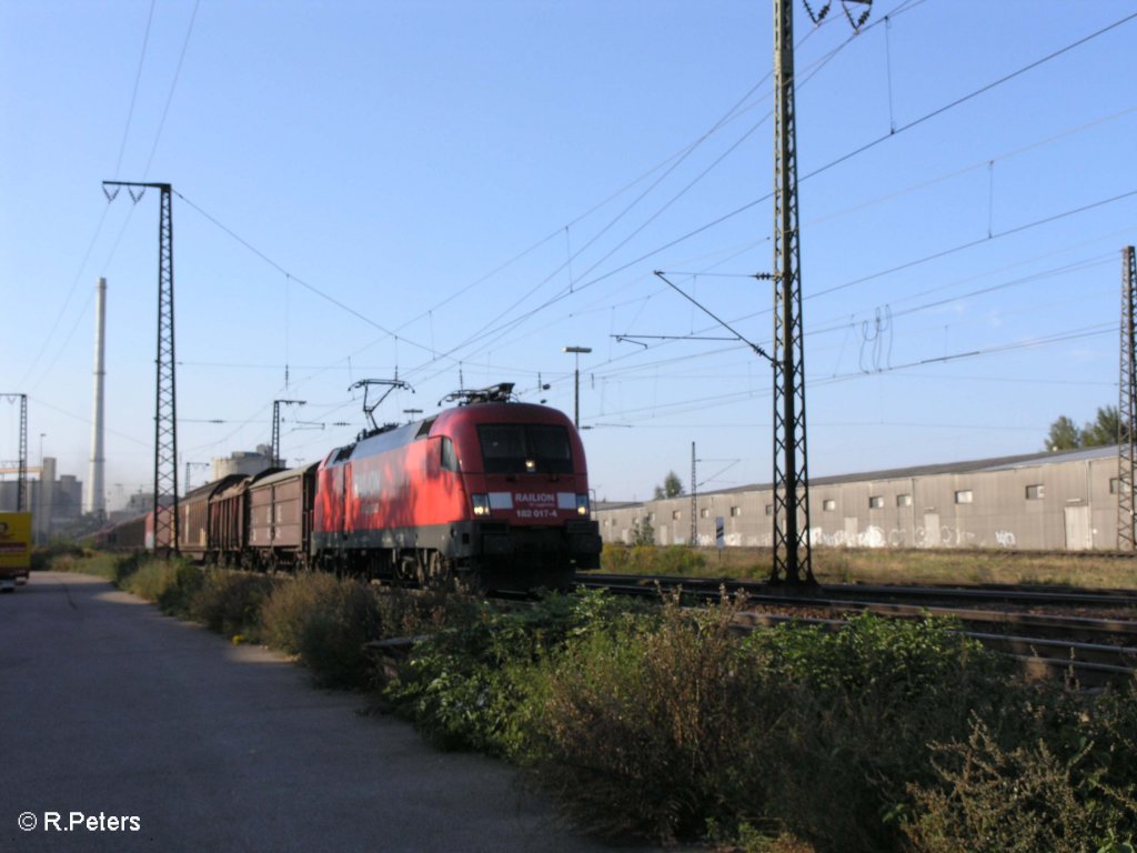 182 017-4 verl�sst Regensburg mit ein gemischten G�terzug. 09.09.09
