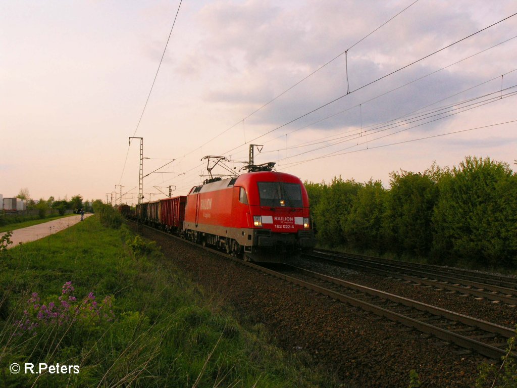 182 022-4 zieht bei Obertraubling ein gemischten G�terzug. 03.05.08