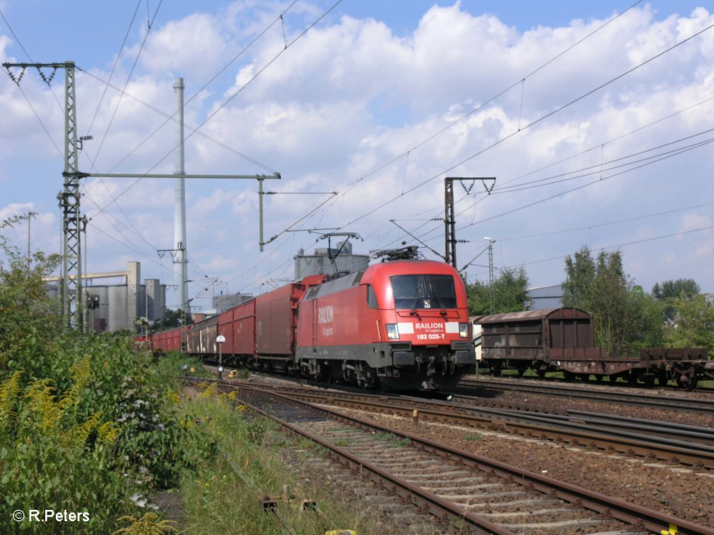 182 025-7 zieht bei Regensburg Ost ein gedeckten G�terzug nach Passau. 27.08.09
