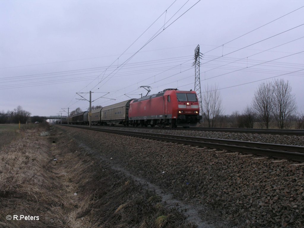 185 003-1 mit gedeckten G�terzug bei Borsdorf. 05.03.11