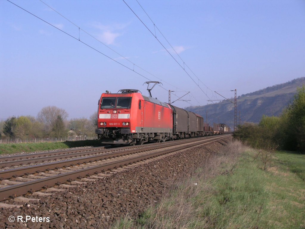 185 017-1 durchf�hrt das Maintal mit ein gemischten G�terzug bei Th�ngersheim. 12.04.08