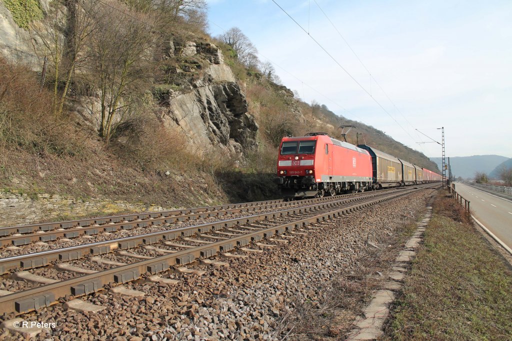 185 043-7 mit gedecktem G�terzug bei Kaub. 06.03.13
