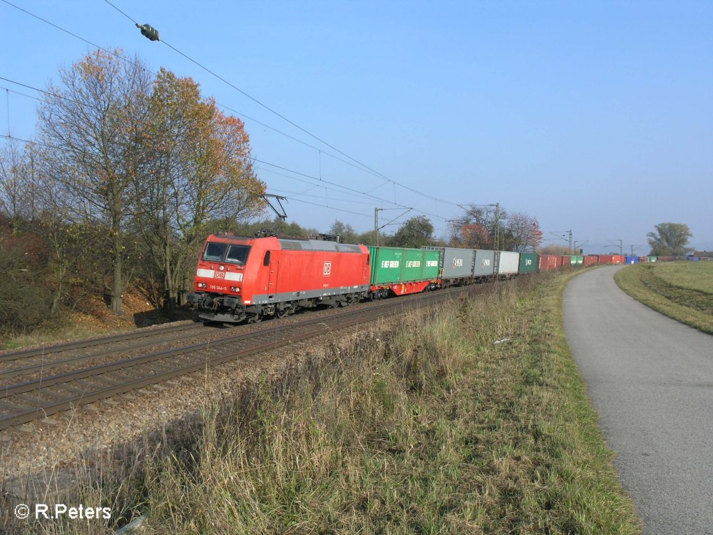 185 044-5 zieht ein Containerzug durch die Kurve bei P�lling. 25.10.08