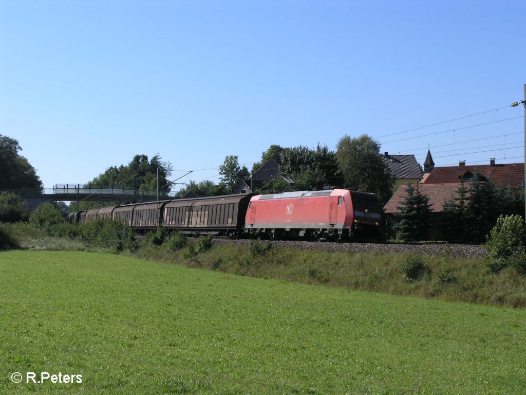 185 054-4 zieht ein gedeckten G�terzug durch die Kurve bei Edlhausen. 09.09.08