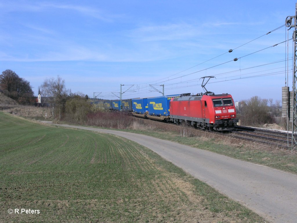 185 062-7 mit LKW-Walter bei Fahlenbach nach M�nchen. 24.03.11