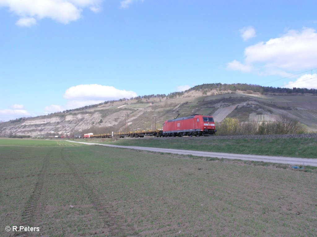 185 071-8 zieht ein gemischten G�terzug bei Th�ngersheim. 10.04.10
