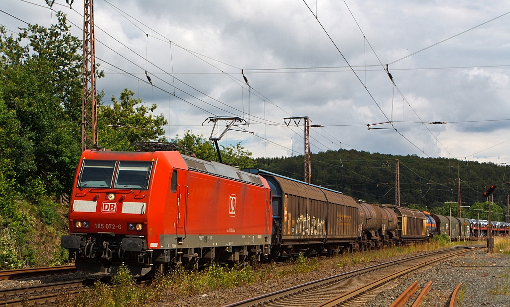 185 072-6 der DB Schenker Rail mit gemischtem Gterzug fhrt am 06.07.2012 durch Rudersdorf in Richtung Siegen.